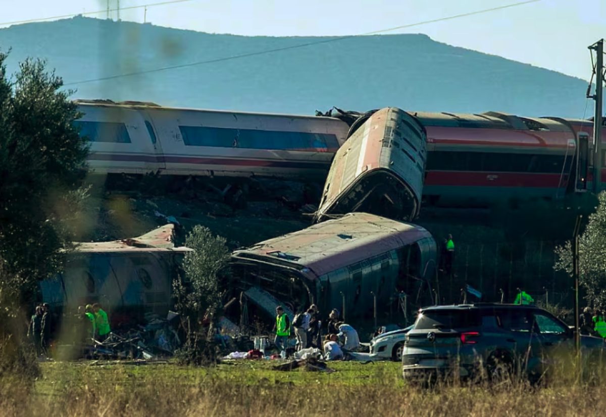 Al menos 50 muertos tras choque de trenes en España
