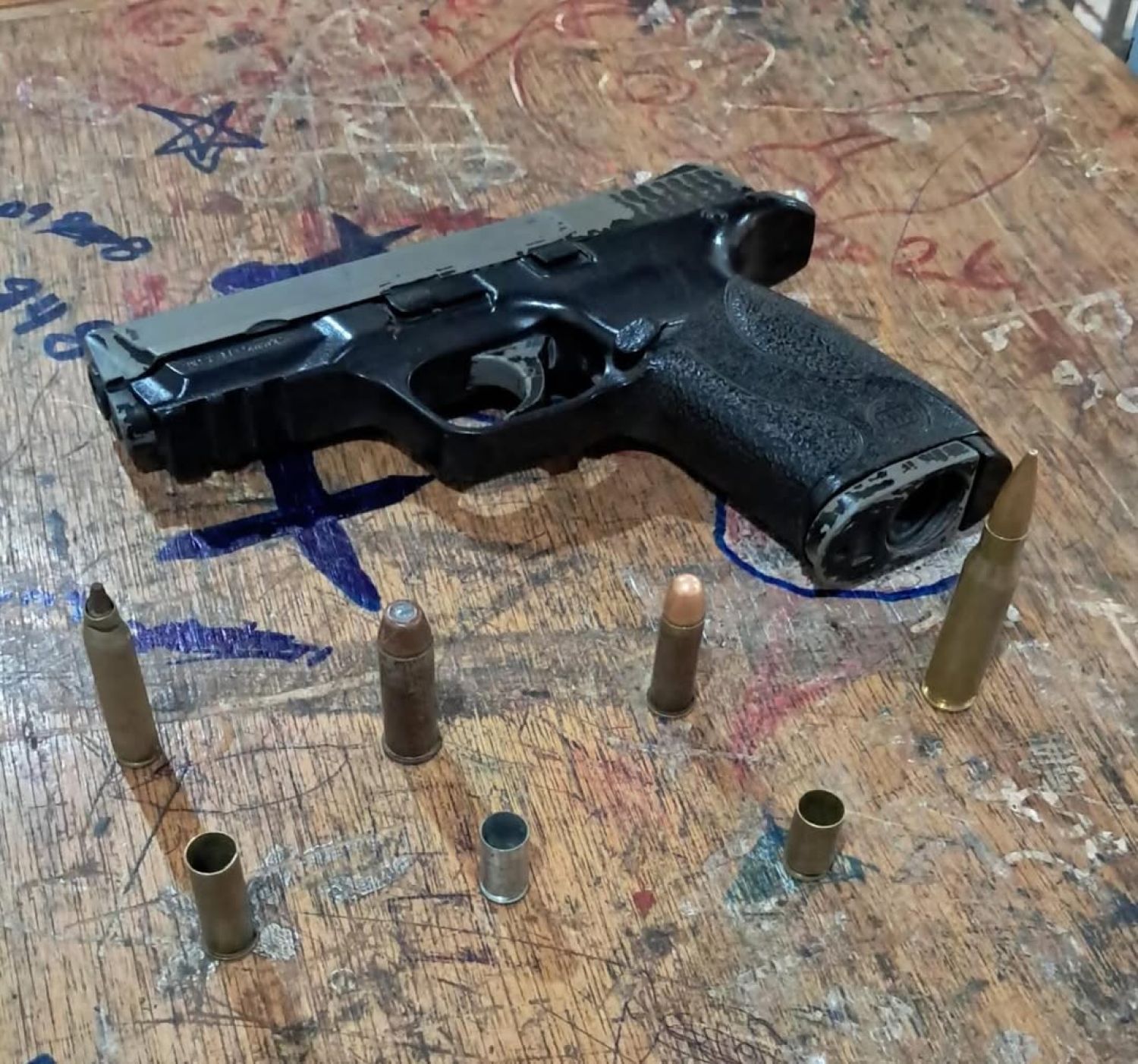 Hallan réplica de pístola y proyectiles en el aula de un colegio en Pedro Juan Caballero