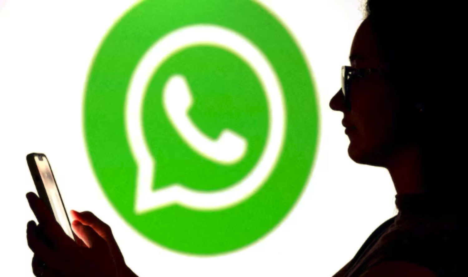 El ajuste de WhatsApp que viene por defecto y debes desactivar para evitar que te espíen
